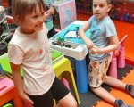 Dziecięca wyprawa pełna śmiechu i zabawy