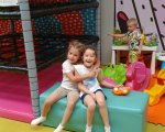 Dziecięca wyprawa pełna śmiechu i zabawy