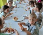 Dziecięca wyprawa pełna śmiechu i zabawy