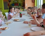 Dziecięca wyprawa pełna śmiechu i zabawy