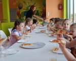 Dziecięca wyprawa pełna śmiechu i zabawy